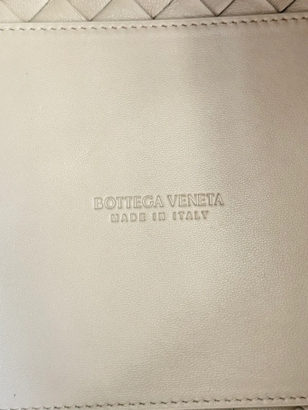 Batch 2060 BOTTEGA VENETA 2025 Autumn New Product Medium Parachuta The long-awaited new medium parachuta is here, with a unique appearance and iconic metal knots, and a whole piece of leather folds the four corners into a parachute shape! The exquisite Knot metal buckle is like putting jewelry on a bag. It is high-end and elegant. Its super capacity can hold all your things! The overall effect of this bag is very different from before. It is neither too delicate to provide a large capacity nor too bulky because of its practicality. It simply provides a perfectly suitable bag for casual and simple people👜 Style number: 835921 Size: 29.5*18.5*17.5cm